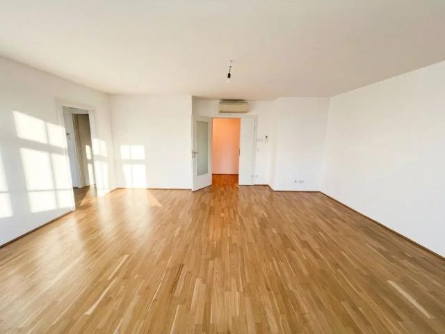 UNBEFRISTET: Top Lage beim Stephansplatz: Moderne, klimatisierte Dachgeschoßwohnung im stilvollen Haus / Prime location near Stephansplatz: a modern, air conditioned penthouse flat in a stylish building