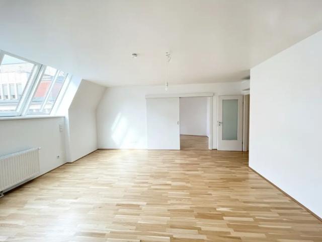 UNBEFRISTET: Top Lage beim Stephansplatz: Moderne, klimatisierte Dachgeschoßwohnung im stilvollen Haus / Prime location near Stephansplatz: a modern, air conditioned penthouse flat in a stylish building