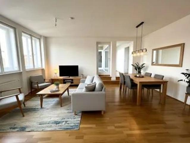 UNBEFRISTET TOP LAGE: Moderne, ruhige und klimatisierte Dachgeschoss Wohnung mit Terrasse / TOP LOCATION: Modern, quiet and air conditioned apartment with terrace