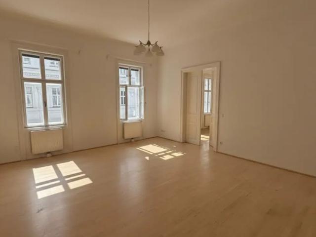UNBEFRISTET UND IN RENOVIERUNG: Helle, ruhige 2 Zimmer Wohnung