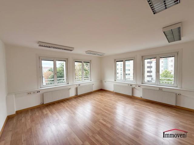 UNBEFRISTET und SANIERT: Großzügige Wohnung mit hervorragender Infrastruktur! Nur für eine Wohngemeinschaft geeignet!