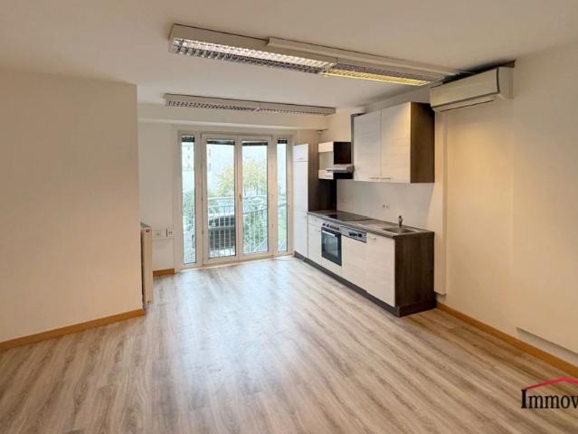 UNBEFRISTET und SANIERT: Großzügige Wohnung mit hervorragender Infrastruktur! Nur für eine Wohngemeinschaft geeignet!