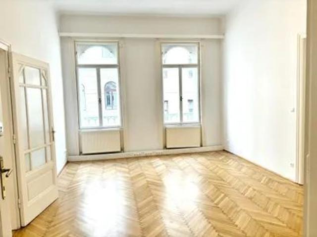 Unbefristet: Wunderschöne neu sanierte Altbauwohnung in der Piaristengasse