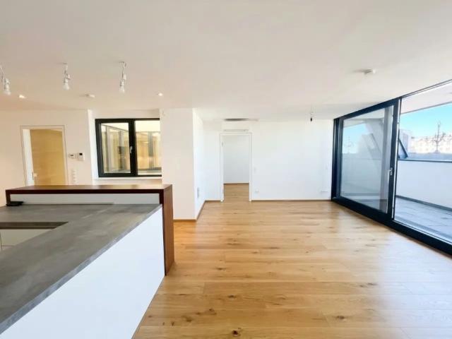UNBEFRISTET: Ansprechende, klimatisierte Dachgeschosswohnung mit 2 Loggien in Top Lage