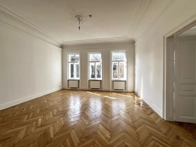 UNBEFRISTET: Ansprechendes Apartment mit Terrasse und mit Blick in palais artigen Garten / Exquisite apartment with terrace and view of the palatial garden
