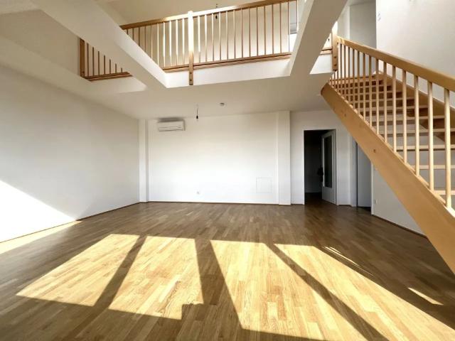 UNBEFRISTET: Attraktive, klimatisierte Dachgeschoßwohnung mit großer Terrasse / Attractive, air conditioned apartment with large terrace