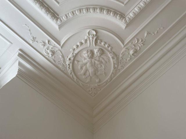 UNBEFRISTET: Klimatisierte, traumhafte Altbauwohnung in prominenter Lage / UNLIMITED: Air conditioned, gorgeous apartment in a historic building in a prime location