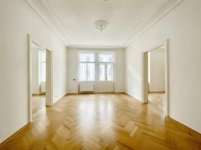UNBEFRISTET: Klimatisierte, traumhafte Altbauwohnung mit Stuck in prominenter Lage / UNLIMITED: Air conditioned, gorgeous apartment in a historic building in a prime location
