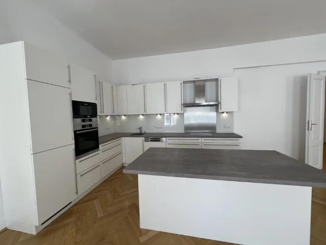 UNBEFRISTET: Prachtvolle, klimatisierte 5 Zimmer Wohnung mit fantastischer Stadtaussicht / Beautiful air conditioned 5 room flat with fantastic city view