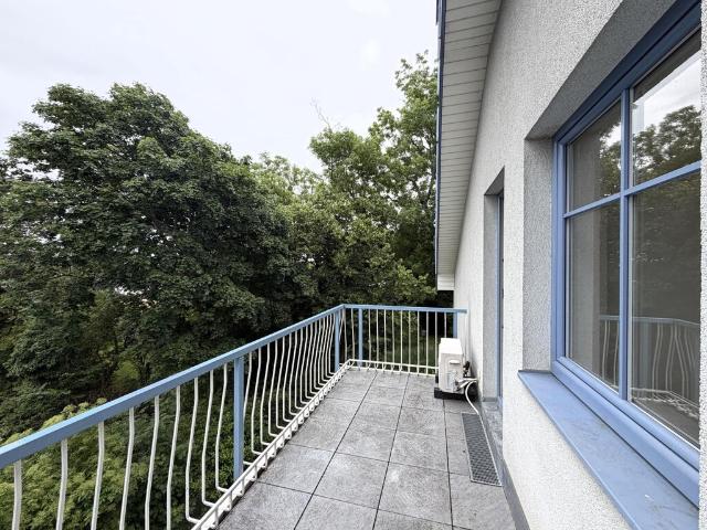 Unbefristete 3 Zimmer DG Wohnung mit Balkon und Grünblick / 3 Room Attic Apartment for Rent on an Unlimited Lease, with Balcony and Green Views /