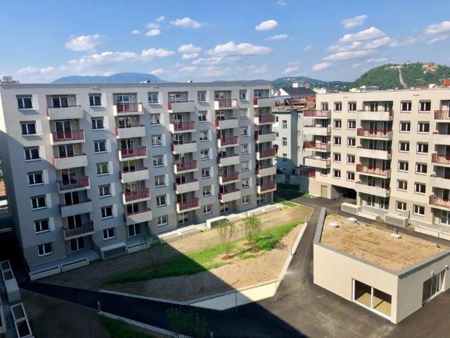 unbefristete 2 Zimmer Wohnung mit großer Freifläche 3. Zimmer möglich!