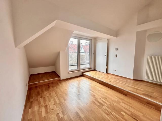 unbefristeter Mietvertrag & U3 Anbindung charmante 2 Zimmer Dachgeschosswohnung mit Terrasse