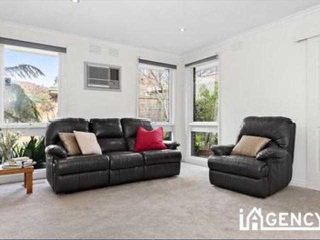 UNBELIEVABLE RENTAL OPPORTUNITY: CITY LIVING WITH A COUNTRY FEEL!