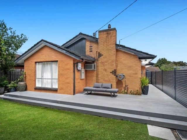 Uncomplicated Living in a Family Friendly Streetscape!