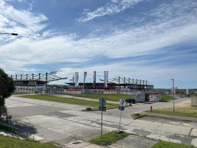 Und die Jahreskarte fÃ¼rs Stadion ist schon dabei. schÃ¶ne 2 Zimmer Wohnung mit EinbaukÃ¼che, sofort einzugsfertig