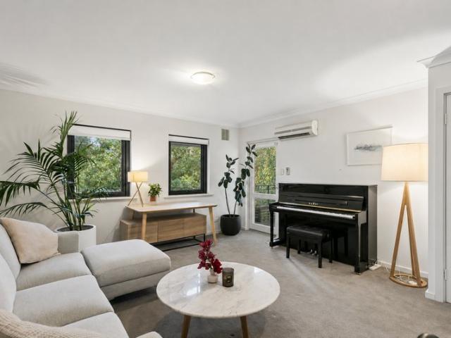 UNDER APPLICATION Light, Bright & Ultra Convenient *6 Month Lease