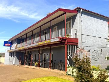 UNDER OFFER Family Hotel, Cootamundra NSW 1P0382