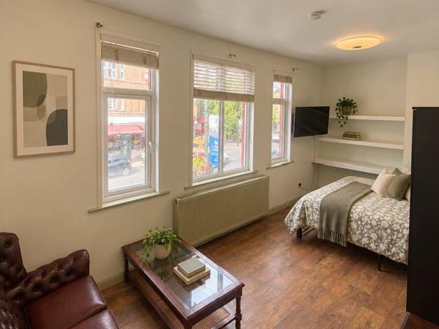 Under Offer / Large Studio / 0 Deposit