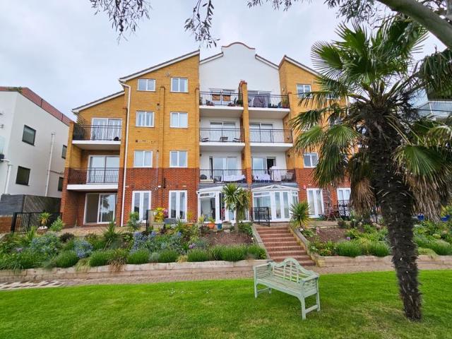 Undercliff Gardens, Leigh On Sea SS9, 2 bed flat to rent, £1,650 pcm | PrimeLocation