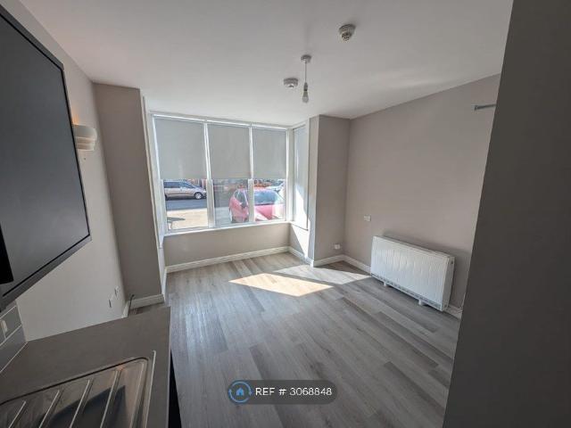 Undercliff Road West, Felixstowe IP11, 2 bed flat to rent, £920 pcm | PrimeLocation