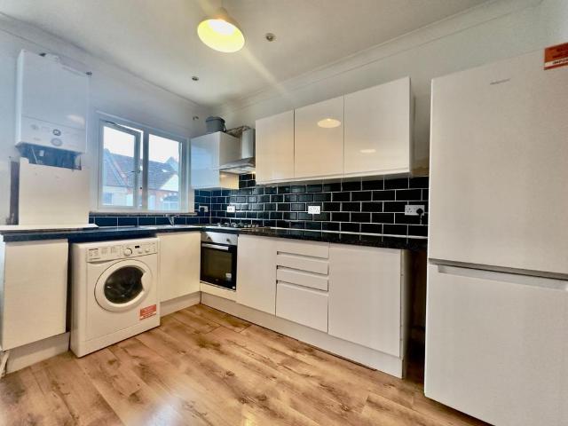 Undine Street, SW17 8PP 4 bed flat to rent £3,800 pcm £877 pw
