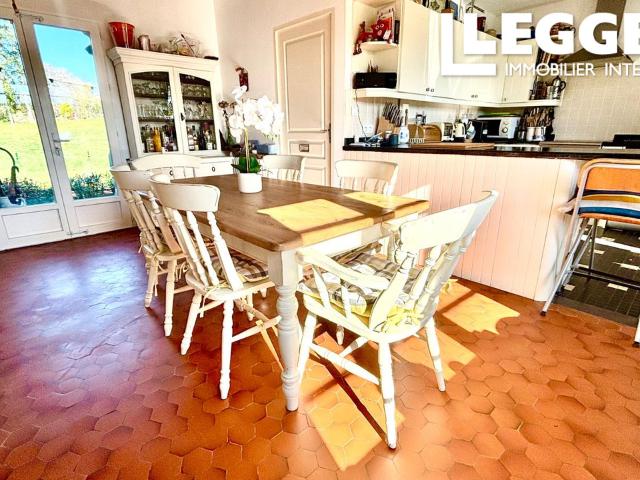 Une charmante maison de trois chambres avec un garage spacieux, nichée au sein d’un hameau paisible