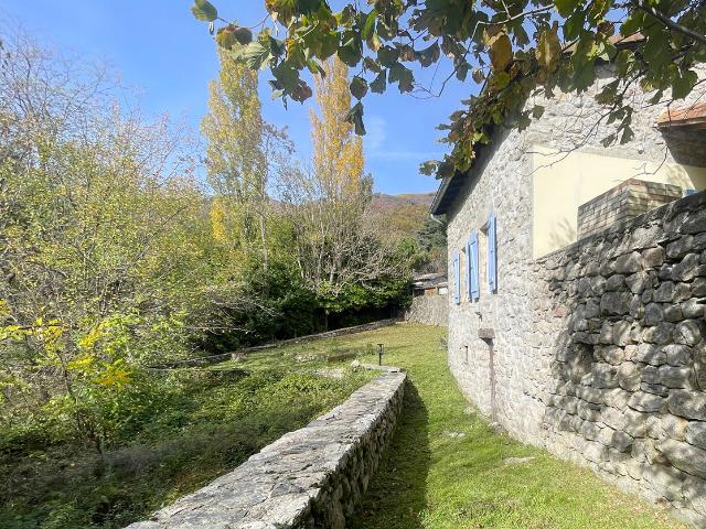 Une charmante maison en pierre de 80 m2 habitables rénovée récemment avec un jardin de 490 m2