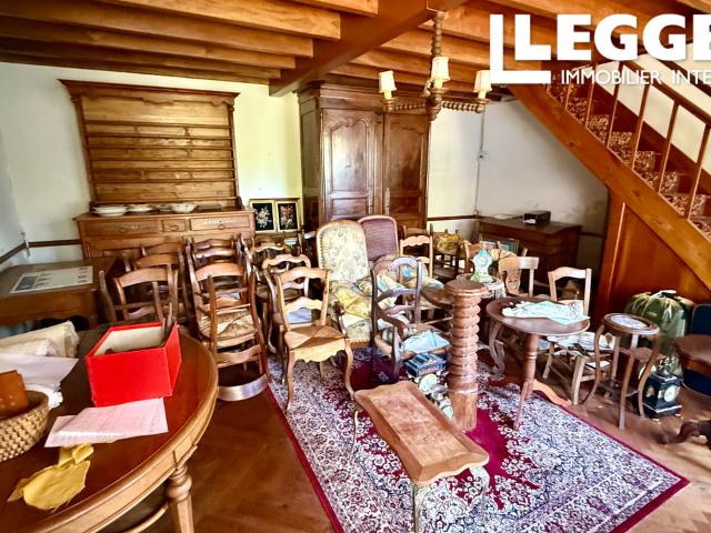 Une charmante maison familiale spacieuse avec un potentiel de location de gîtes au centre de ce village