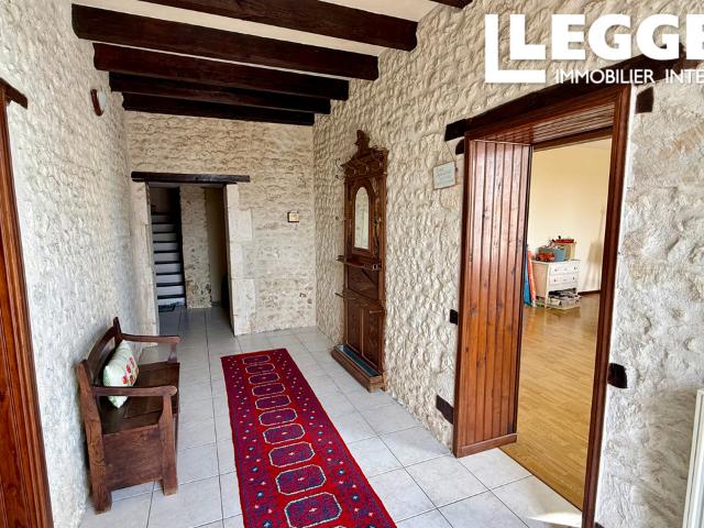 Une charmante ferme charantaise de 6 lits avec magnifique piscine et vues spectaculaires