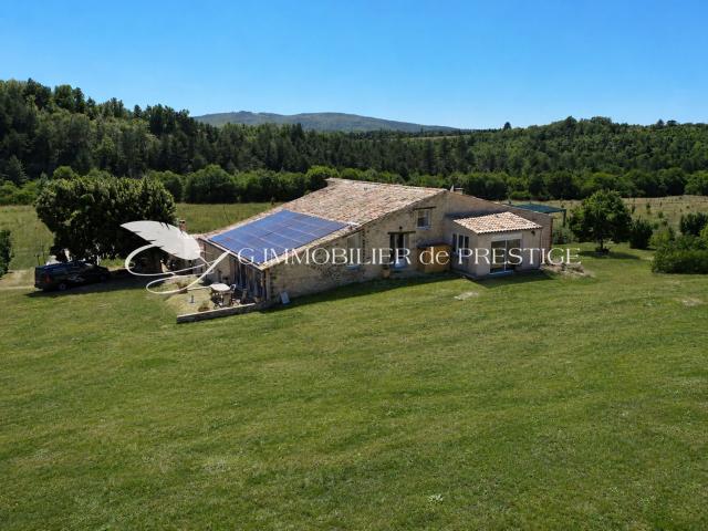 Une ancienne bergerie, trois habitations, 9 hectares de nature