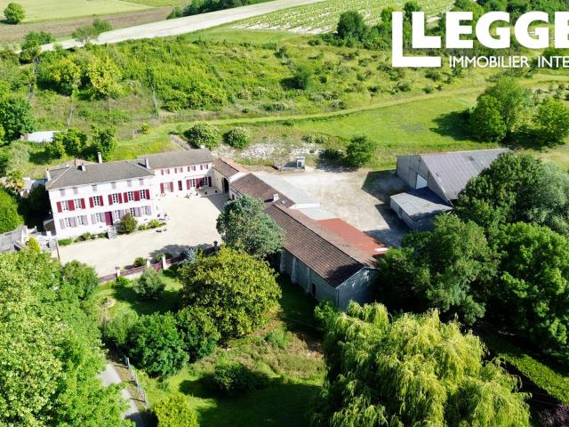 Une ancienne ferme et deux autres habitations, de grandes granges et dépendances avec un excellent potentiel c