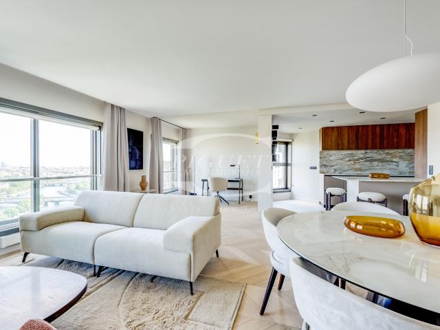 UNE ADRESSE SUSPENDUE AU DESSUS DE PARISCatherine PiguetAlma Immobilier