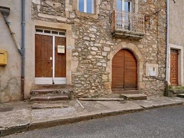 Une authentique maison en pierre au cœur d'un hameau plein de charme, avec jardin en bord de rivière