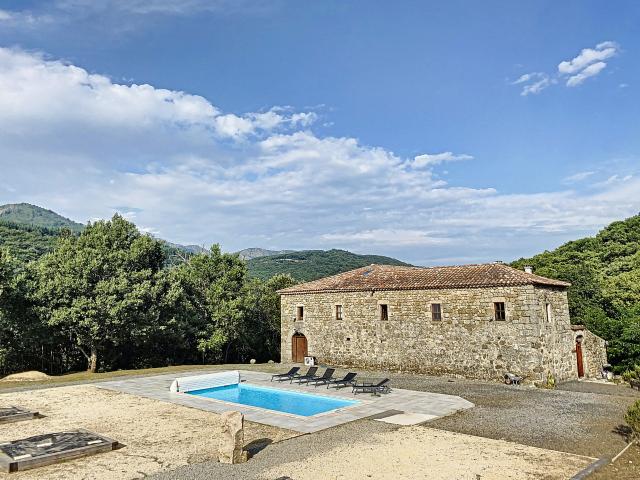 Une bastide du 16ème siècle rénovée de 260 m2 hab aménagée en 2 logements et annexes, cour intérieure, pisci