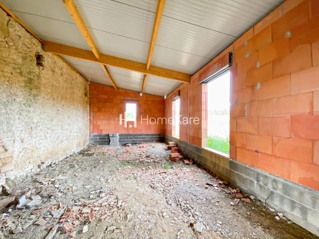 UNE BELLE BATISSE EN PIERRE DANS UN ECRIN DE VERDURE