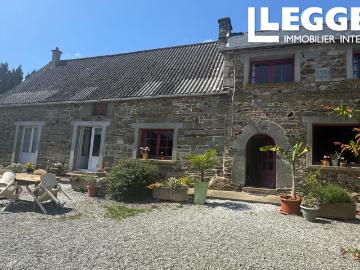 Une belle maison datant de 1703 à la campagne près du Lac de Guerlédan et de Mûr de Bretagne