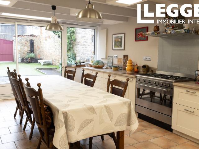Une grande maison charentaise, de 5 chambres, un gîte attenant, un jardin avec ruisseau, grange et garage