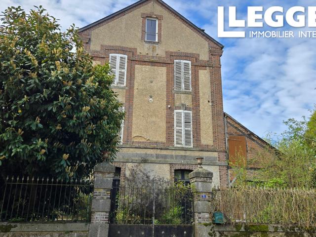 Une grande maison de trois étages située dans un village tranquille, avec un magnifique jardin à l'arrière, da