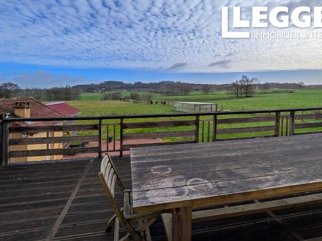 Une grande maison de campagne de 4 chambres avec un beau terrain, des dépendances et une superbe vue