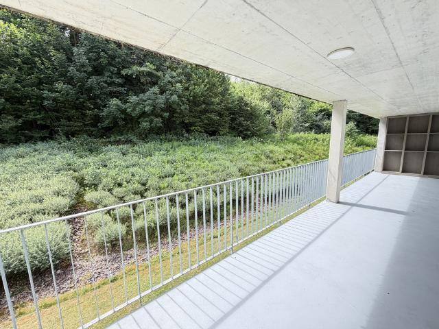 Une grande terrasse avec vue sur la nature Charges forfaitaires