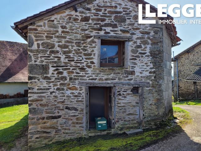 Une grange aménagée, un studio, une maison à rénover entièrement ainsi que plusieurs dépendances