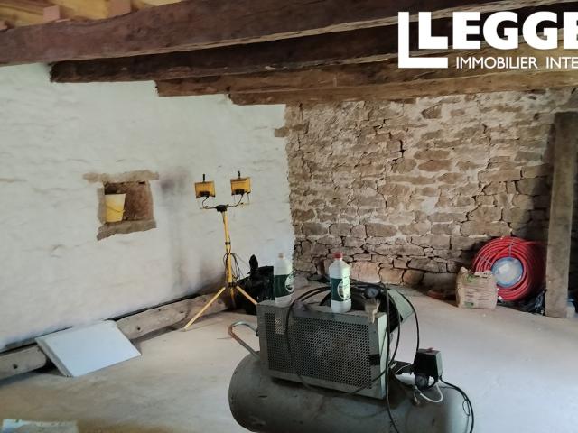 Une grange traditionnelle située dans un hameau tranquille, en cours de transformation en gîte de deux chambre