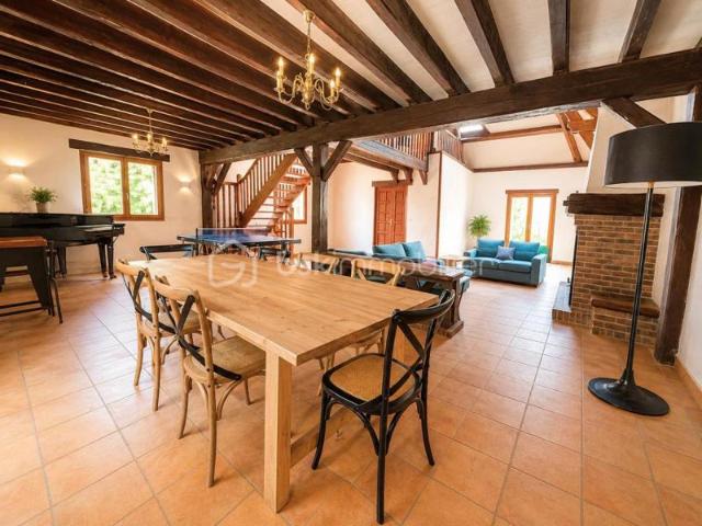 Une demeure de charme aux volumes rares, nichée dans un écrin de verdure de 7 300 m², 9 chambres, deux salles d'eau, une salle de bain, quatre WC séparés avec près de 585 m² de potentiel global entre habitation et dépendances