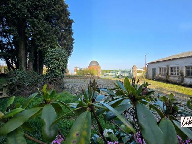 Une demeure de maître où le cachet des pavés du Mont rencontre le confort de volumes spacieux et la sérénité d'un jardin privé