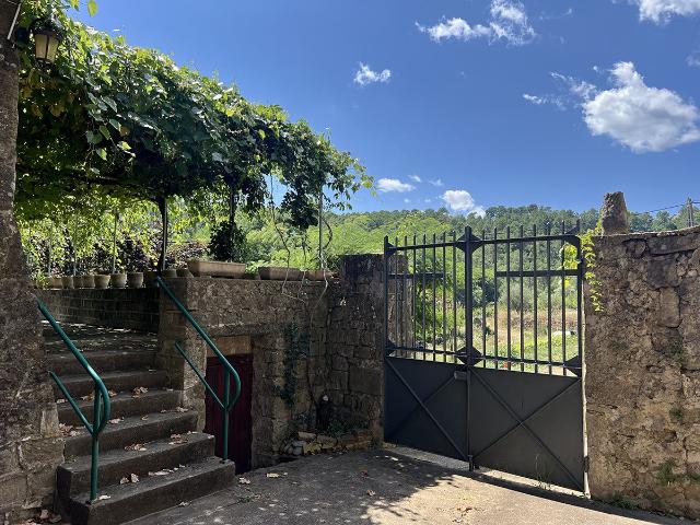 Une demeure rurale en 4 logements avec 6,34 ha de terrain et. 311m² Sanilhac