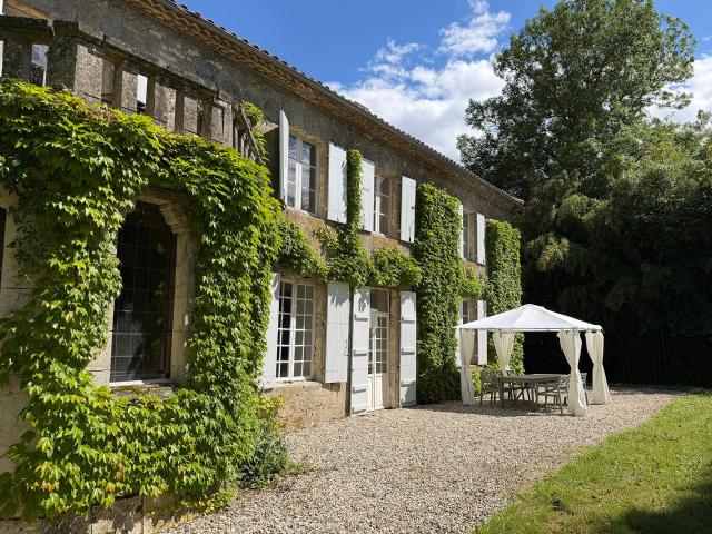 Une élégante demeure de campagne du XIXe siècle, pleine de c. 280m² Lauzun