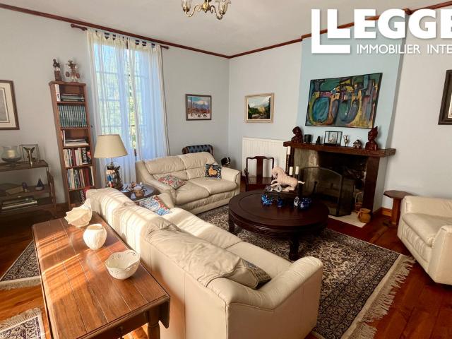 Une élégante maison de campagne de 4 chambres avec vue panoramique et piscine dans un endroit paisible