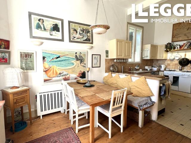 Une élégante maison des années 1930 située en Montagne Noire, comprenant 4 chambres, piscine et jardin