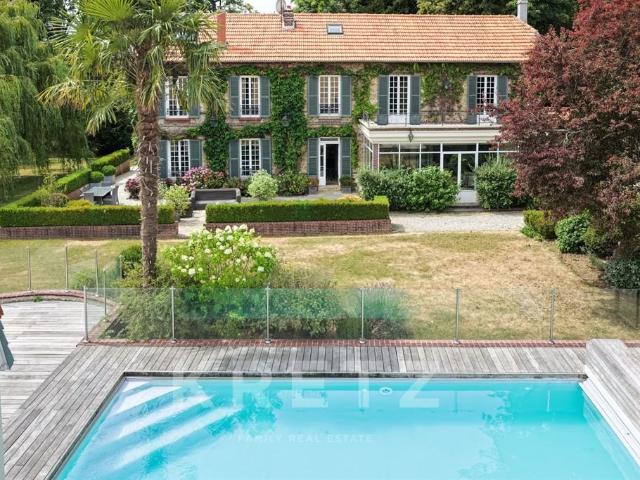 Une élégante propriété familiale, sa piscine et son parc de. 333m² Férolles Attilly