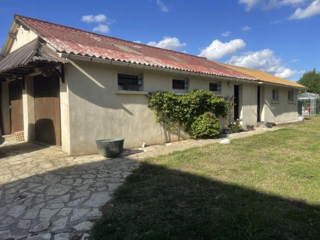 Une EXCLUSIVITÉ Capron Immobilier ! Maison 3 chambres avec grand terrain et dépendances
